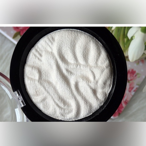 Makeup Revolution Strobe Highlighter - Ever Glow Lights | NWT | Full Size, 7.5g - Picture 3 of 4